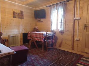 Zimmer mit einem Tisch und einem Fenster in einem Zimmer in der Unterkunft Vinci brvnara Omladinac in Vinci