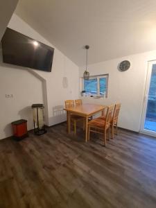 een eetkamer met een houten tafel en stoelen bij Wohnung mit 2 Schlafzimmern in Wutöschingen