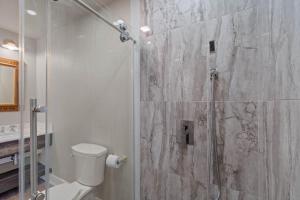 デスティンにあるHelena's Place, Fully Renovated Exclusive End Unit Townhouseのバスルーム(トイレ、ガラス張りのシャワー付)