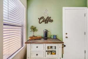 A cozinha ou cozinha compacta de The Oso Cozy Casita - Cute, Cozy & Private