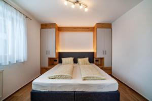 1 dormitorio con 1 cama con 2 almohadas en Ferienwohnung Pfelders, en Pfelders