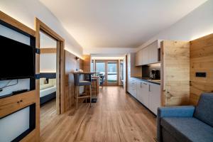 mała kuchnia i salon w małym domku w obiekcie Ferienwohnung Pfelders w mieście Plan