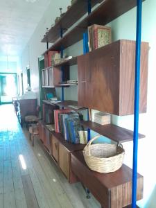 een kamer met houten planken gevuld met boeken bij Prédio na Amêndoa in Amêndoa