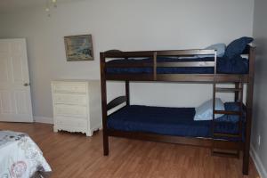 1 dormitorio con 2 literas con sábanas azules en Cattaraugus, Small town get-away!, en Cattaraugus