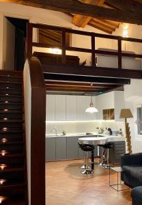 uma cozinha e uma sala de estar com uma cama alta em TUSCANY LOFT IN THE CITY em Livorno