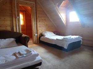 1 Schlafzimmer mit 2 Betten und einem Fenster in der Unterkunft Vinci brvnara Omladinac in Vinci