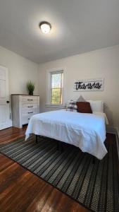 Un dormitorio con una cama grande y una cómoda. en This Old House, en Detroit 21 fotos más
