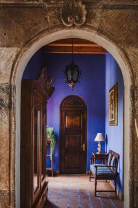un arco che conduce a una camera con porta e sedia di Casa Don Pascual Hotel Boutique Sweet Home a San Miguel de Allende