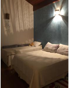 dos camas sentadas una al lado de la otra en una habitación en Casa na represa en Vargem