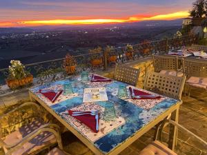 una mesa en un balcón con vistas a la ciudad en Hotel Berti, en Asís