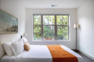- une chambre avec un grand lit et une fenêtre dans l'établissement Flexhome Shorewood 1BR Private Apt A2 - READ INFO, à Shorewood