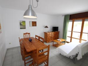 Televízia a/alebo spoločenská miestnosť v ubytovaní Casa cerca del mar, wifi gratuito, aire opcional, piscina, mascotas aceptadas, playa para perros - ES-184-6