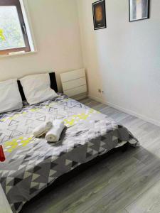 ein Schlafzimmer mit einem Bett mit zwei Handtüchern darauf in der Unterkunft T2 - au coeur de la roche in La Roche-sur-Yon