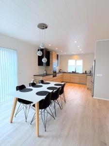 Kuchyň nebo kuchyňský kout v ubytování Home in Selfoss/Golden Circle - Aurora Rentals