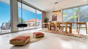 豐沙爾的住宿－Villa Obra-Prima by LovelyStay，一间带桌椅和大窗户的用餐室