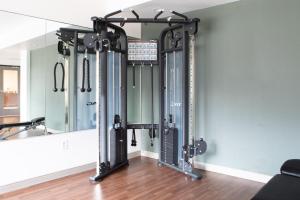 een fitnessruimte met een spiegel en wat apparatuur bij Flexhome Shorewood 1BR Private Apt A3 - READ INFO in Shorewood