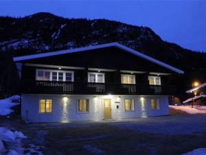 una casa illuminata di notte con luci di Eriks Villa a Funäsdalen