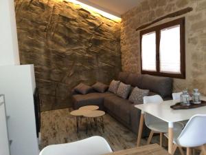 - un salon avec un canapé et une table dans l'établissement MEQUEDO VILLACOSTOSA, à Alcañiz
