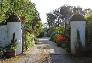 une porte menant à un jardin avec des fleurs et des plantes dans l'établissement Kirklands House Melrose Bed and Breakfast, à Melrose