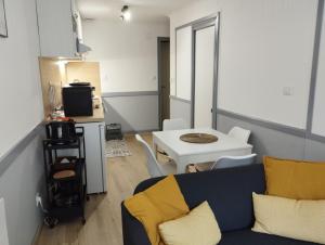 appartement cosy hyper centre de Cauterets في كوتيريه: غرفة معيشة مع أريكة وطاولة