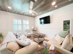 Il comprend un salon doté d'un canapé et d'une télévision à écran plat. dans l'établissement Coastal Bungalow - NEW 2 Bedrooms - Mt Pleasant, à Charleston