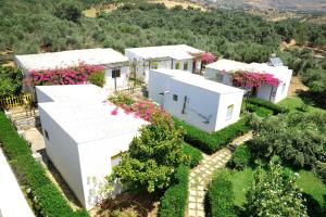 una vista aérea de una casa blanca con flores en Ikaros Studios, en Plakias