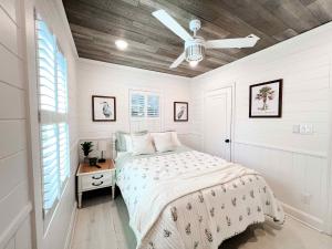 - une chambre avec un lit et un ventilateur de plafond dans l'établissement Coastal Bungalow - NEW 2 Bedrooms - Mt Pleasant, à Charleston