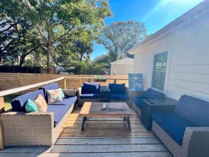 une terrasse avec des canapés bleus et une table basse dans l'établissement Coastal Bungalow - NEW 2 Bedrooms - Mt Pleasant, à Charleston