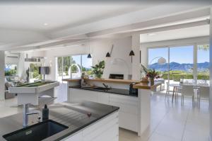 Kuchyňa alebo kuchynka v ubytovaní FRGK "Belle villa contemporaine, avec une splendide vue panoramique sur la mer"