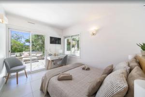 um quarto branco com uma cama grande e uma secretária em FRGK "Beautiful contemporary villa, with splendid panoramic sea view" em Cannes