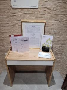 a table with three books on top of it at Penedo Grande suítes T2 dúplex in São Bartolomeu de Messines