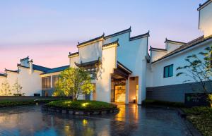 an exterior view of a house at Banyan Tree Hotel Huangshan-The Ancient Charm of Huizhou, a Paradise in Huangshan