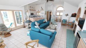 Telewizja i/lub zestaw kina domowego w obiekcie OCEANFRONT, Ocean Views, Private Beach Walkway! VOH31, Dream Winds