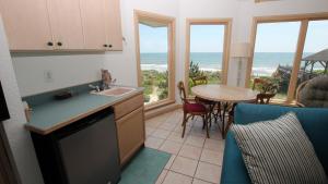 Kuchnia lub aneks kuchenny w obiekcie OCEANFRONT, Ocean Views, Private Beach Walkway! VOH31, Dream Winds