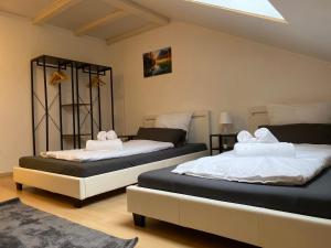 2 Betten in einem Zimmer mit in der Unterkunft Deluxe Business Suite mit Netflix Premium & Parkplatz, zentral zu Audi & Schwarz Gruppe with 2 Bedrooms in Bad Friedrichshall