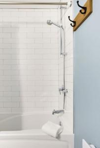 een badkamer met een bad en een handdoek bij Luxury Condominium with Rustic Minimalist Style in Mont-Tremblant