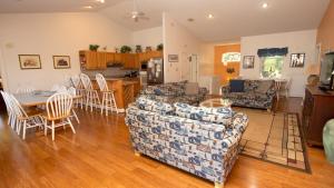 ein Wohnzimmer mit einer Couch und einem Tisch und Stühlen in der Unterkunft Soundside, Lake View, Hot Tub, Dogs Welcome, Community Amenities, VOH56, Atlantic Sound Waves in Corolla