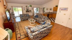 ein Wohnzimmer mit 2 Sofas und einer Küche in der Unterkunft Soundside, Lake View, Hot Tub, Dogs Welcome, Community Amenities, VOH56, Atlantic Sound Waves in Corolla