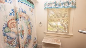 ein Bad mit einem Duschvorhang und einem Fenster in der Unterkunft Soundside, Lake View, Hot Tub, Dogs Welcome, Community Amenities, VOH56, Atlantic Sound Waves in Corolla + 36 Fotos