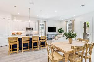 una cucina e un soggiorno con tavolo e sedie in legno di Palmilla Beach Resort: Luxury Gulf Getaway a Port Aransas
