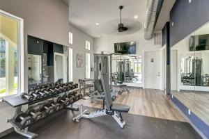 una palestra con diversi tapis roulant e macchine in una stanza di Palmilla Beach Resort: Luxury Gulf Getaway a Port Aransas
