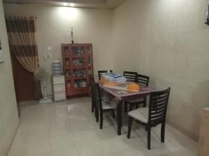 una sala da pranzo con tavolo e sedie di Penginapan Syari'ah Parak Anau a Tabing