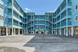 卡羅來納比奇的住宿－Portabella Paradise，蓝色建筑前的一个空停车位