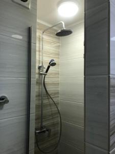 eine Dusche mit Duschkopf im Bad in der Unterkunft Lux апартаменты ЖК 7я in Astana