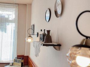 une chambre avec une horloge et une étagère sur le mur dans l'établissement Dezudava Family Hotel, à Sandanski