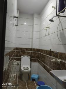 łazienka z toaletą i umywalką w obiekcie Shree Madhvam AC Dormitory w mieście Waranasi