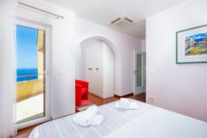 sypialnia z łóżkiem i widokiem na ocean w obiekcie Apartment Smokvina w mieście Punat +24 zdjęcia