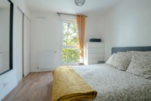- une chambre blanche avec un lit et une fenêtre dans l'établissement T2 cosy Bordeaux - tram & parking, à Cenon