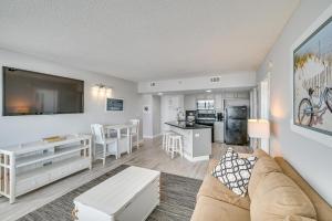 uma sala de estar com um sofá e uma cozinha em Oceanfront Myrtle Beach Condo with Balcony and Views! em Myrtle Beach