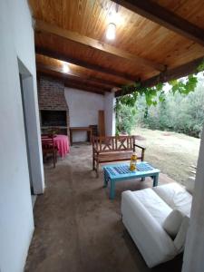 sala de estar con sofá y mesa en Casa de arroyo en Leandro N. Alem